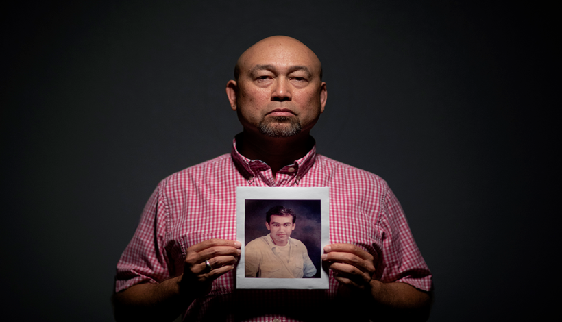 48-летний Робби Перес и его фотография в 14 лет Фото: David Goldman / AP
