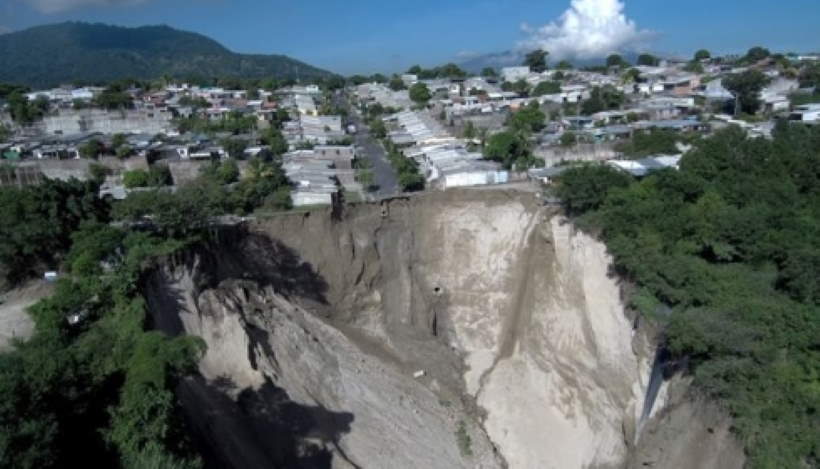 Гигантская воронка появилась в кальдере вулкана в Сальвадоре.