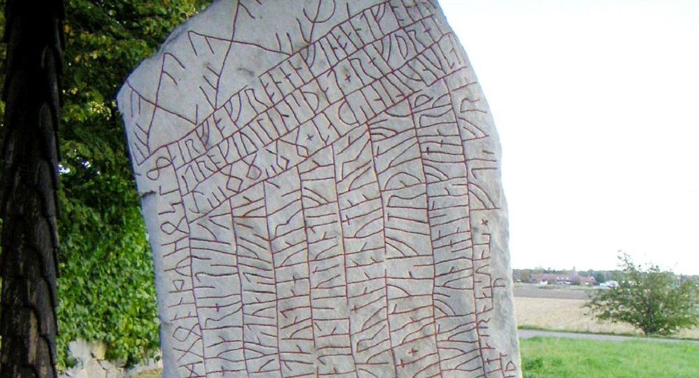 1000-летний рунический камень, вспаханный на шведском поле, признан «Находкой года»