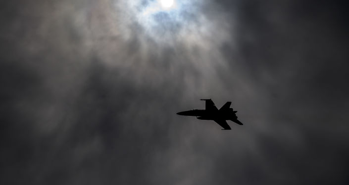 Эскадрилья F/A-18 выполняет потрясающие дозаправки в воздухе на фоне бушующей грозы — Видео