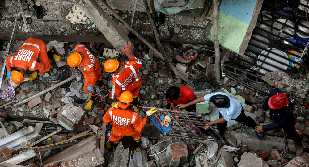 Число погибших в результате обрушения зданий в Индии увеличилось до 20, поскольку спасательные работы продолжаются более 24 часов
