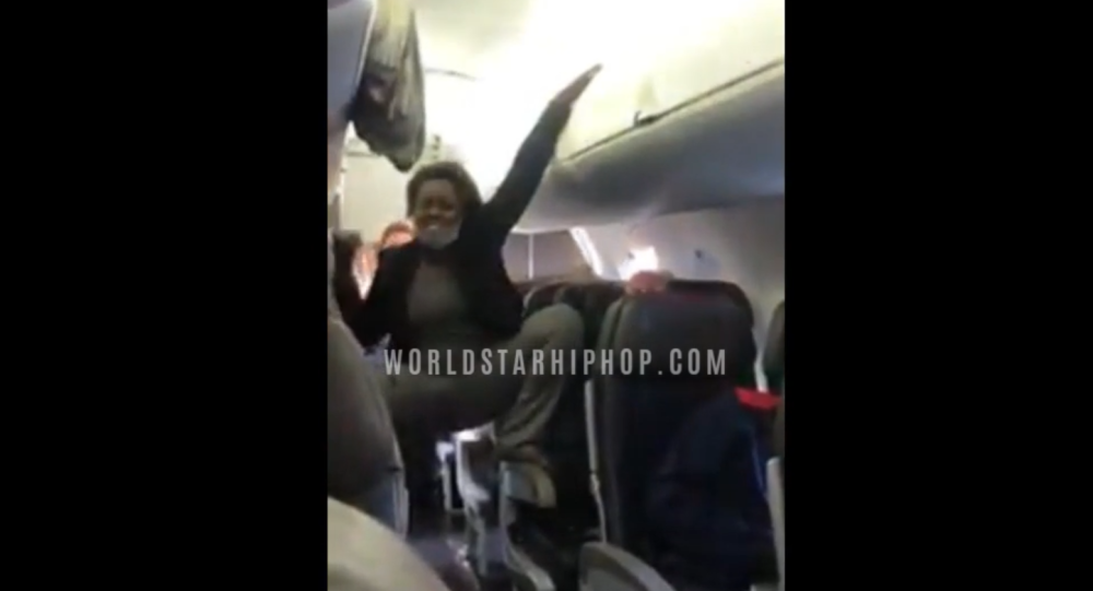 Графическое видео: женщина на борту самолета из Детройта садится на сиденья, угрожает пассажирам