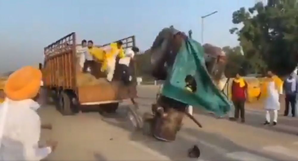 Это символично: возле знаменитых ворот Индии в Дели подожгли трактор в знак протеста против законопроектов о фермах