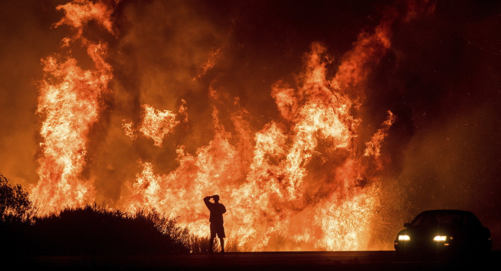 Наблюдайте, как гигантский огненный смерч поражает Калифорнию среди адских лесных пожаров