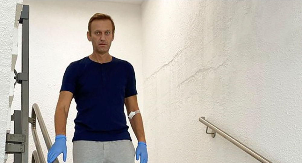 Навальный публикует снимок, на котором он спускается по лестнице, и рассказывает о выздоровлении