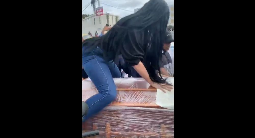Пользователи сети озадачены видео, на котором женщина тверкает на гробу