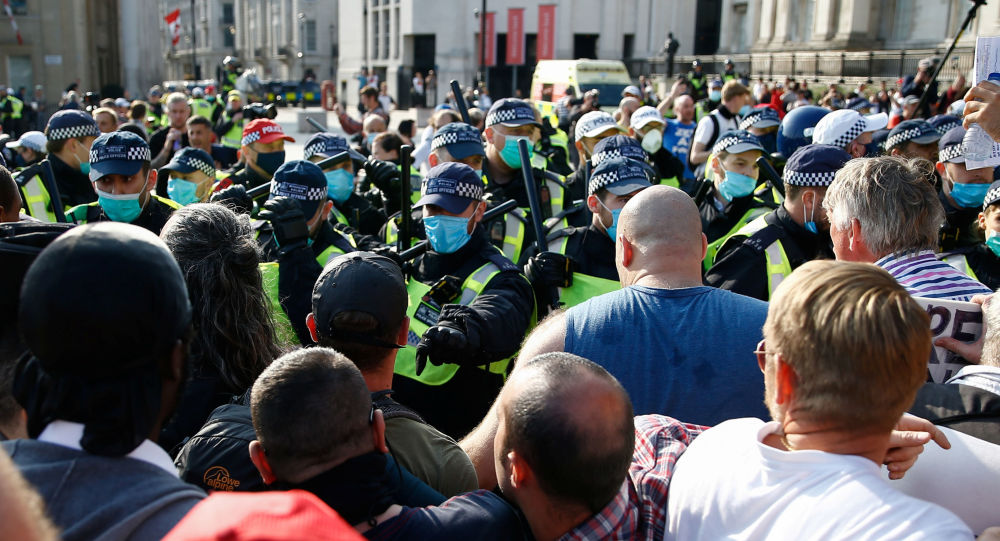 Протестующие и столкновение полиции во время митинга против изоляции на Трафальгарской площади в Лондоне — фото, видео