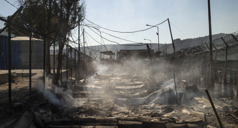 Согласно сообщениям, греческая полиция переводит жителей лагеря беженцев Мориа, пострадавшего от пожара, в новый лагерь