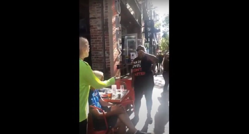 ‘Thugs’: Дональд Трамп принимает копать на BLM, акции клип протестующих ‘Harassing пожилых diners’