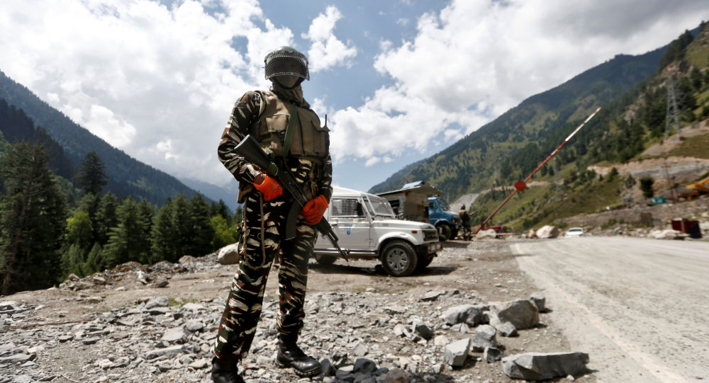 В Кашмире предотвращено крупное нападение на силы безопасности и арестованы три террориста