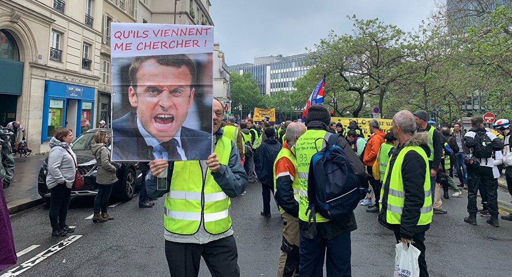 В Париже прошли акции протеста «желтых жилетов» на фоне обязательного ношения масок — Видео