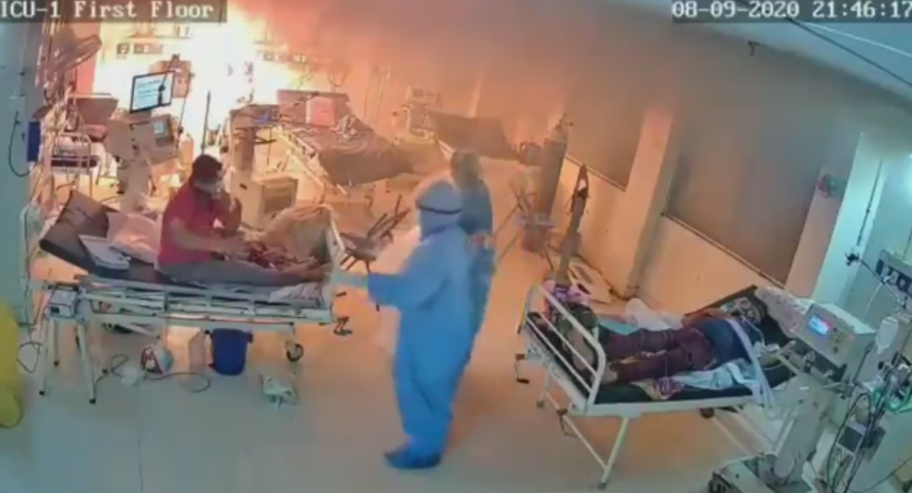 Вспыхивает вентилятор в отделении интенсивной терапии больницы COVID-19 в Индии — Видео