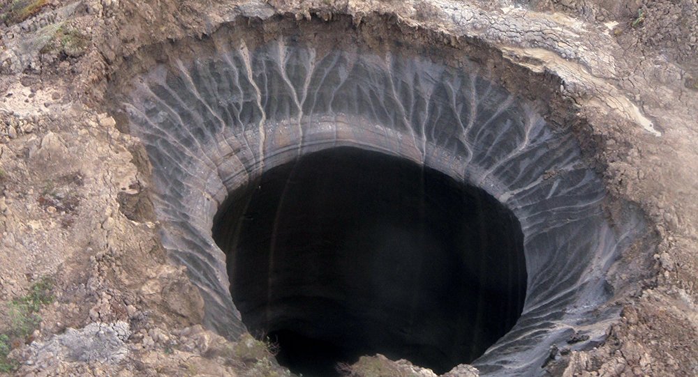 Взрывная воронка: в Сибири образуется гигантский кратер из вечной мерзлоты
