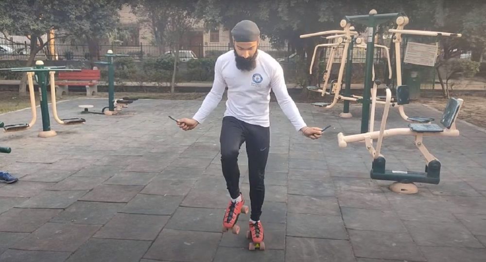 Зоравар Сингх из Индии вошел в историю рекордов Гиннесса благодаря своим навыкам скейтбординга — Видео