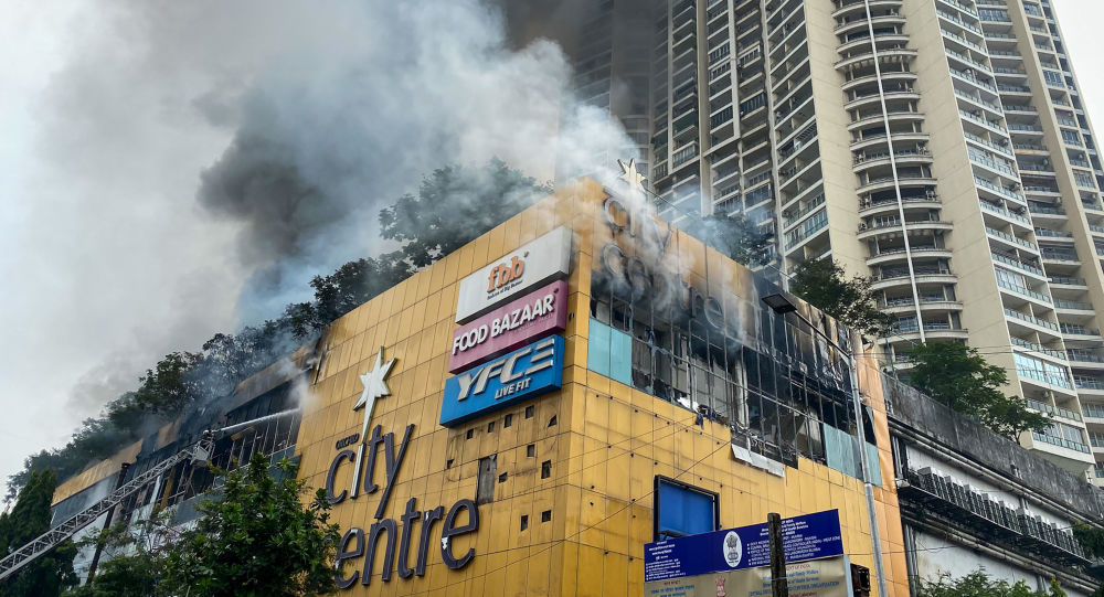 3500 жителей эвакуированы из-за распространения пожара в торговом центре в Мумбаи — Видео