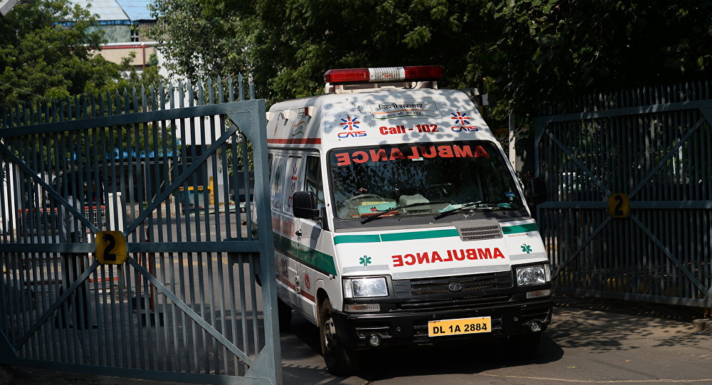 По крайней мере 18 убиты, десятки ранены, когда скоростной грузовик врезался в остановившийся автобус в Индии