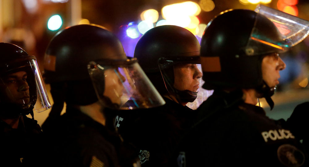 Эксперт: «Высокий стресс и посредственная оплата» виноваты в падении полицейских США