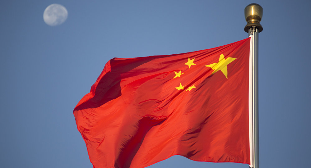 Как сообщается, в Китае незаконно развенчать и перевернуть свой национальный флаг
