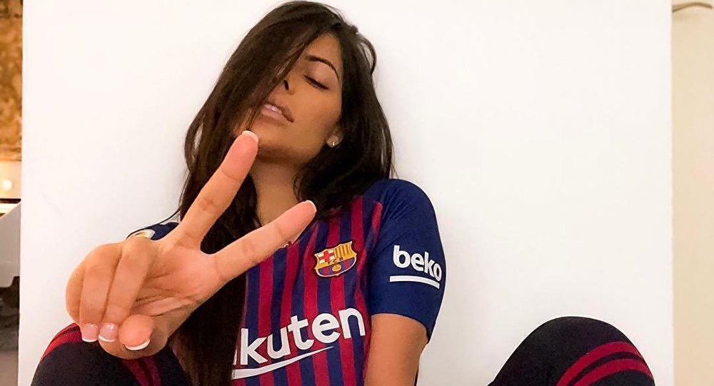 Королева добычи ‘Miss BumBum’ выставит на аукцион футболки ФК Барселона для благотворительности, чтобы помочь во время пандемии Covid