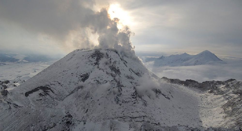 Пепел вулкана Безымянный покрывает 2 населенных пункта на Камчатке, сообщило МЧС