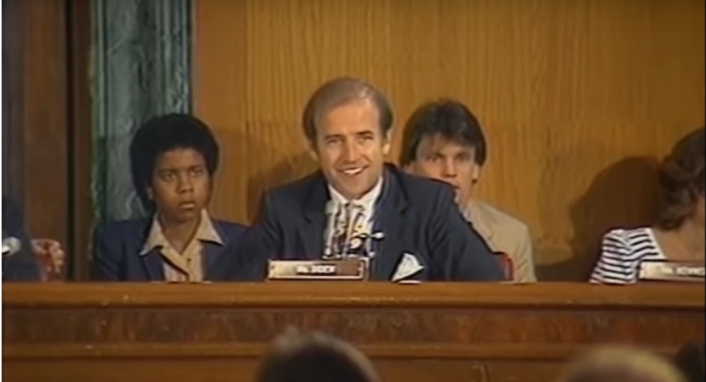 Перемотка 80-х: смотрите, как Джо Байден объявляет суд о «ужасной, ужасной ошибке»