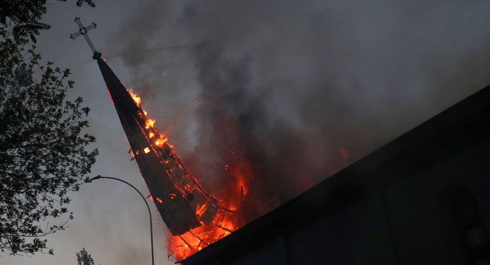Подожженные церкви на фоне протестов в столице Чили — фото, видео
