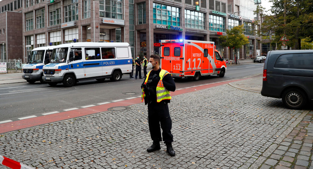 Полиция сообщила, что нападение на офис банка в Южном Берлине, преступник внутри с двумя людьми