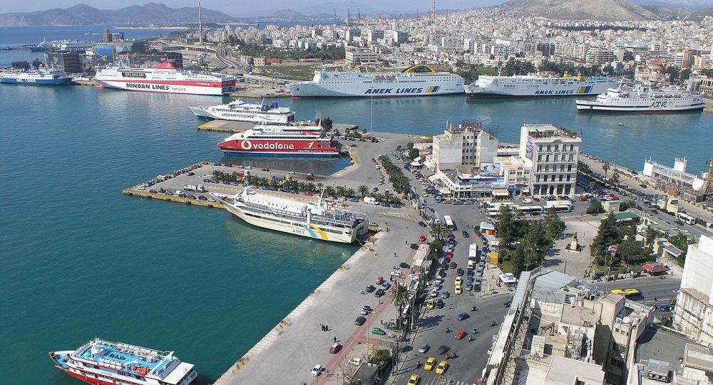 Сапер ВМС Греции столкнулся с грузовым кораблем недалеко от гавани Пирей, говорится в сообщениях