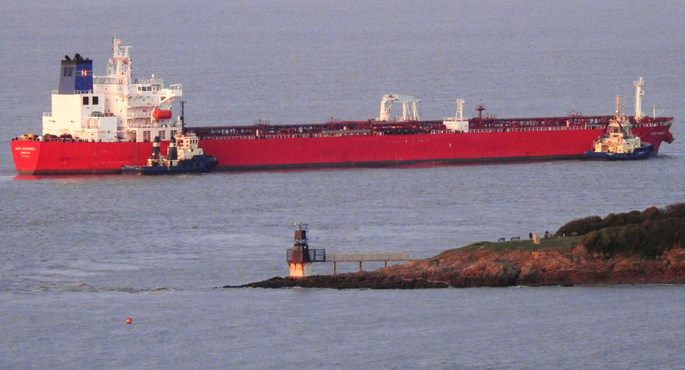 Семеро арестованы во время штурма «угнанного» танкера вооруженных сил у острова Уайт