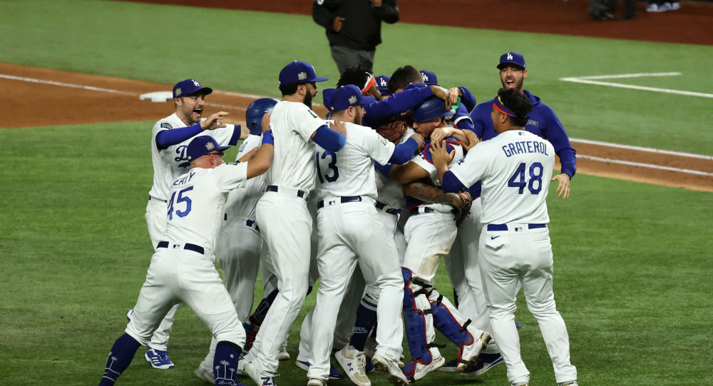 Социальное дистанцирование выходит из окна, поскольку Los Angeles Dodgers празднуют победу в Мировой серии в Техасе