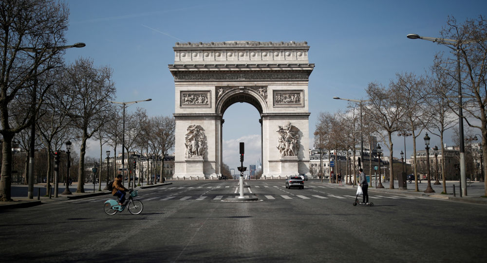 Триумфальная арка в Париже эвакуирована из-за предупреждения о взрыве — фото, видео