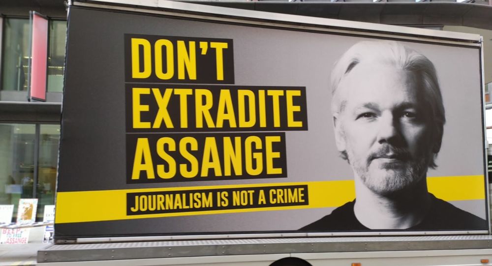 В Лондоне завершились слушания по делу об экстрадиции Джулиана Ассанжа — Видео