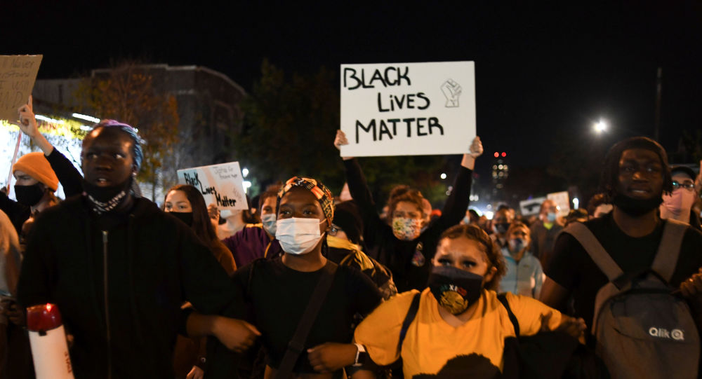 В Миннеаполисе началась новая волна протестов после освобождения полицейского, причастного к убийству Джорджа Флойда — Видео