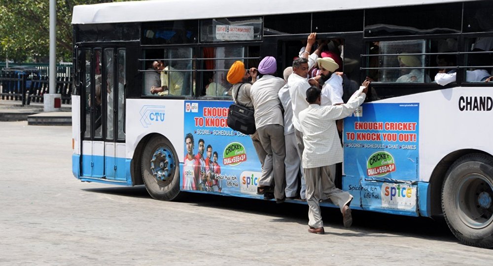 В Северной Индии автобус столкнулся с автомобилем, в результате чего 7 человек погибли, более 30 получили ранения, сообщает информационное агентство