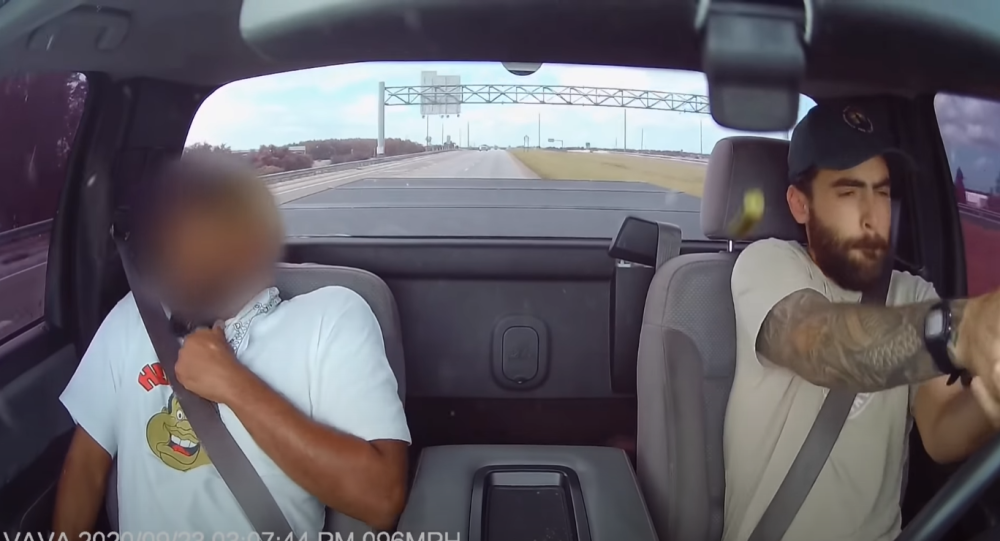 Видео: Видеорегистратор показывает человека из Флориды, стреляющего через собственное лобовое стекло в споре о дорожной ярости