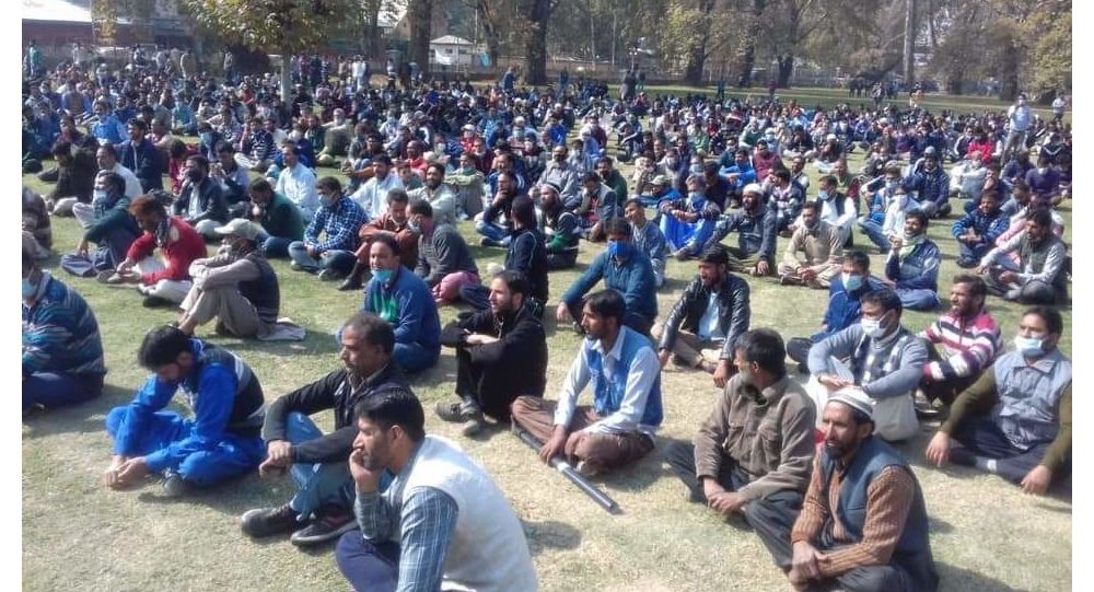 Временные рабочие устраивают массовые демонстрации в индийском Кашмире, требуя освобождения незавершенной заработной платы
