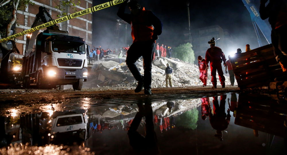 По данным Агентства по чрезвычайным ситуациям, число погибших в результате землетрясения в Турции превысило 70 человек