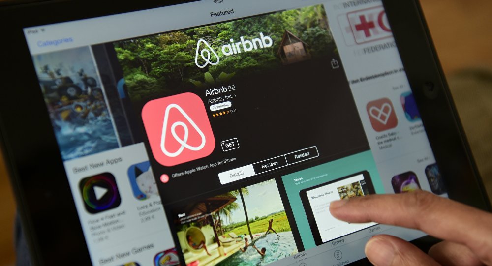 Airbnb осуждает « группы ненависти » после запрета и отмены бронирования участника Proud Boys