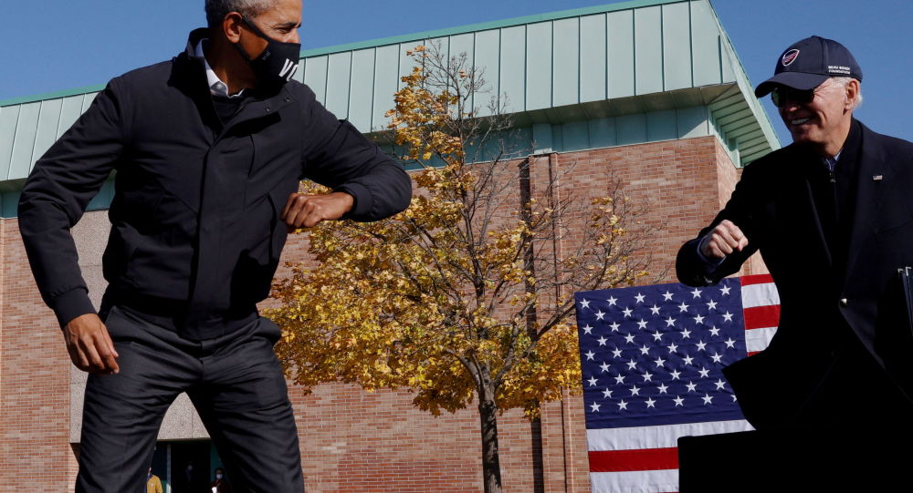 Джо Байден трижды пропустил призыв Обамы выйти на сцену на митинге в Мичигане — Видео