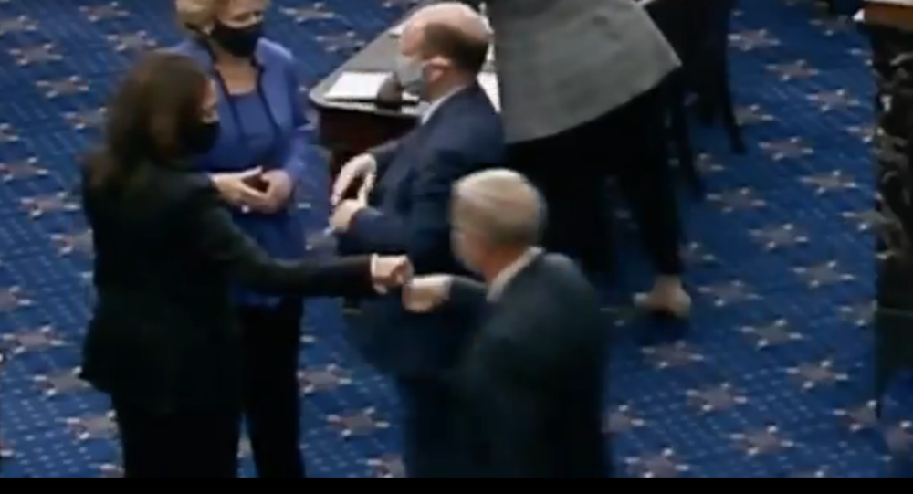 Единство?  Видео о том, как Харрис-Грэм ударил кулаком в сенате, становится вирусным