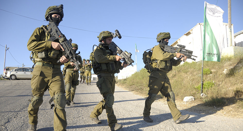 Израильские солдаты стреляют в женщину с ножом