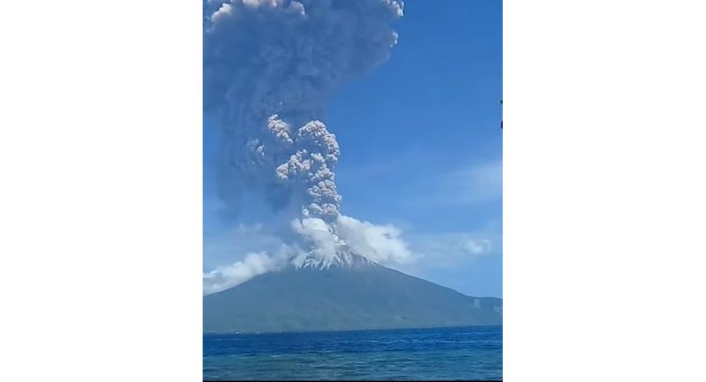 Люди бегут в панике во время извержения вулкана Левотоло в Индонезии — Видео