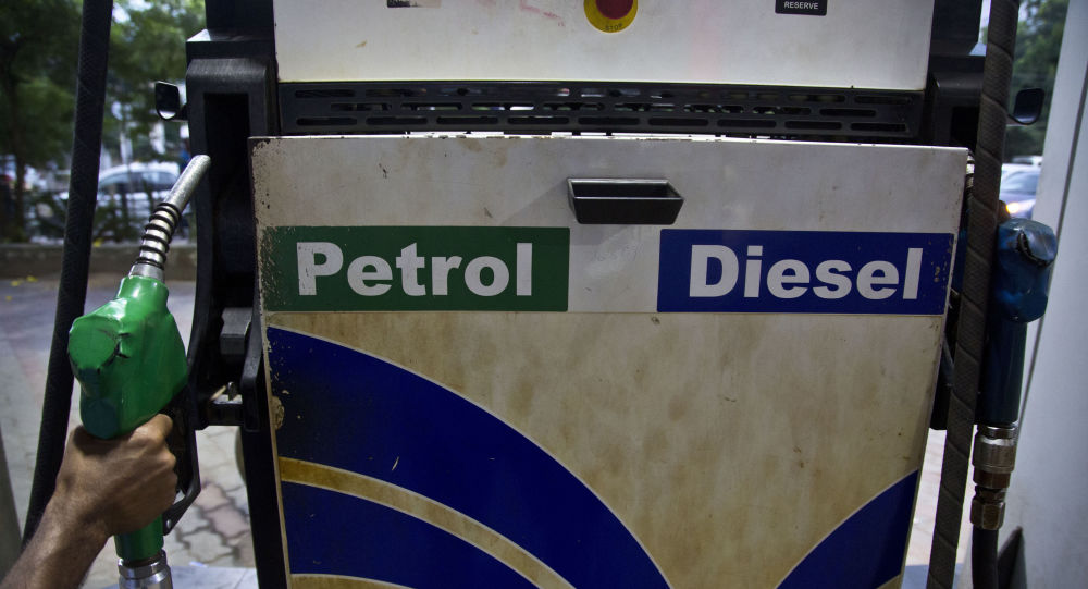Правительство Моди подвергается критике после того, как в некоторых городах Индии цены на бензин превысили 90 индийских рупий за литр