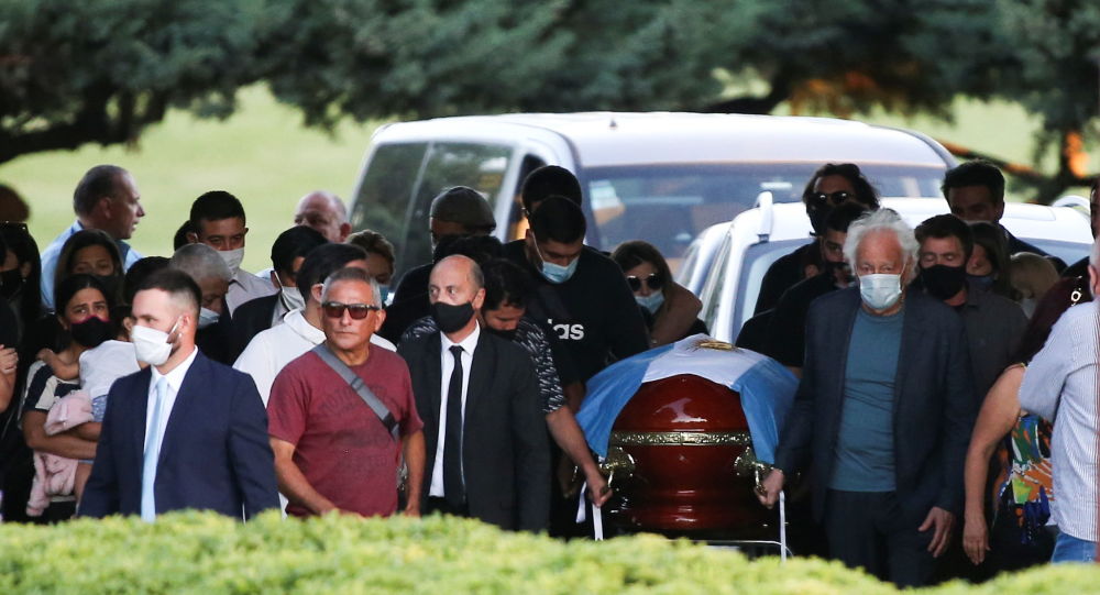 Похоронный работник уволен после того, как сделал селфи с Марадоной, лежащей в гробу