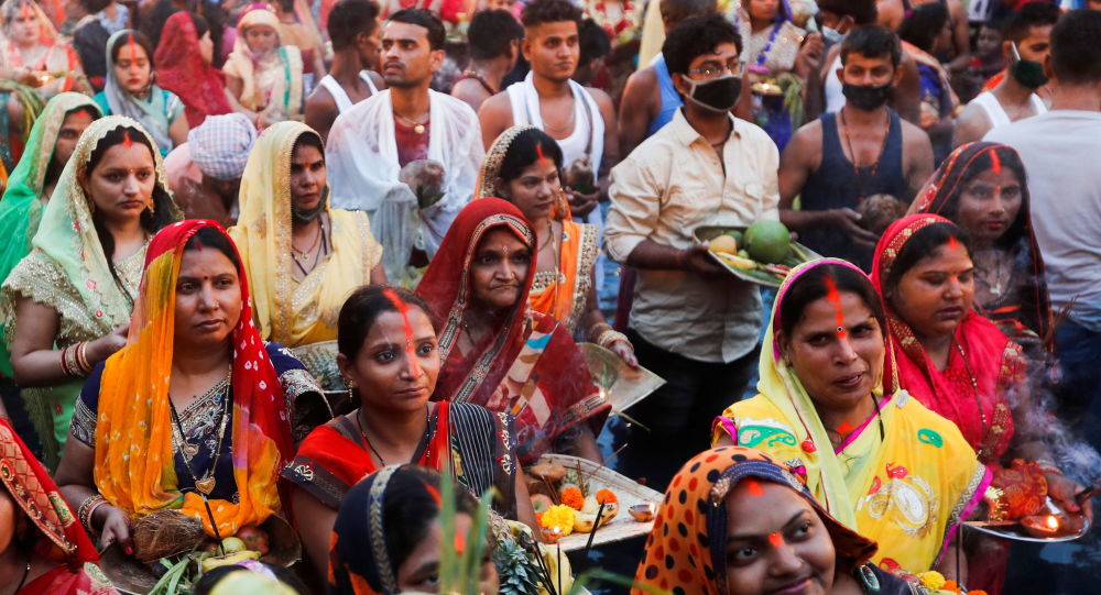 Посмотрите, как американцы индийского происхождения празднуют Чхат-пуджу, чтобы поклоняться Богу Солнца