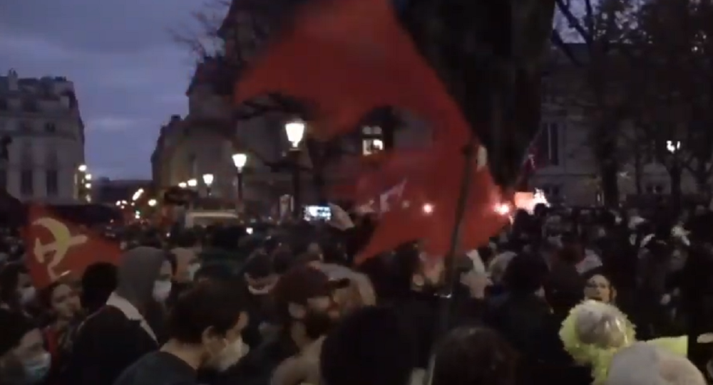 Протестующие вышли на улицы в Париже, чтобы выступить против закона о глобальной безопасности