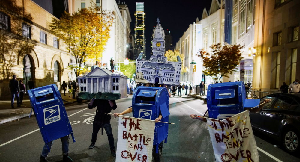 Танцуют все сейчас: вечеринки из «почтовых ящиков» попали на камеру во время протестов «Подсчитайте голоса» в Филадельфии
