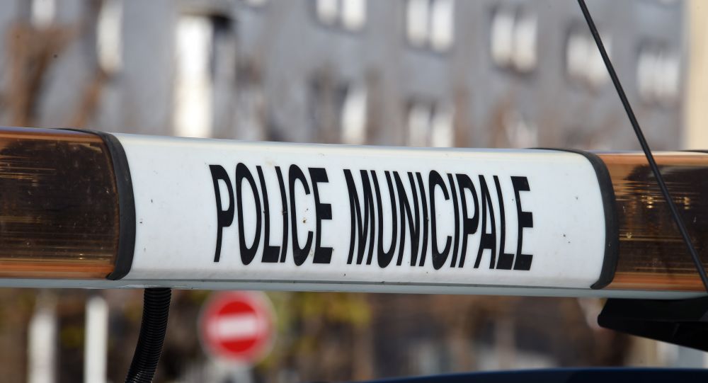 В докладе говорится, что в коммуне Шоле на западе Франции убиты двое мужчин и ранена 1 женщина