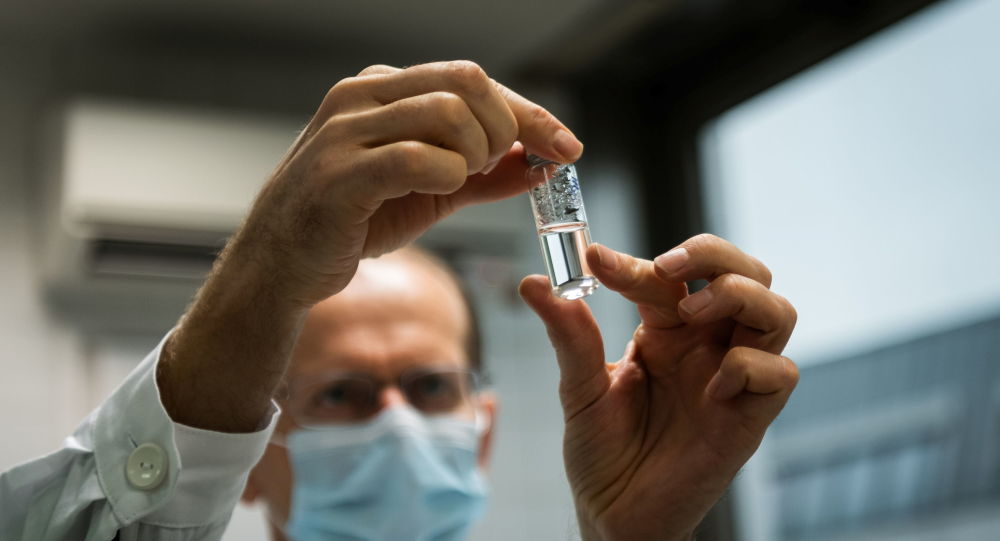 В этом году Беларусь произведет первую партию российской вакцины от COVID-19, заявил и.о. министра здравоохранения