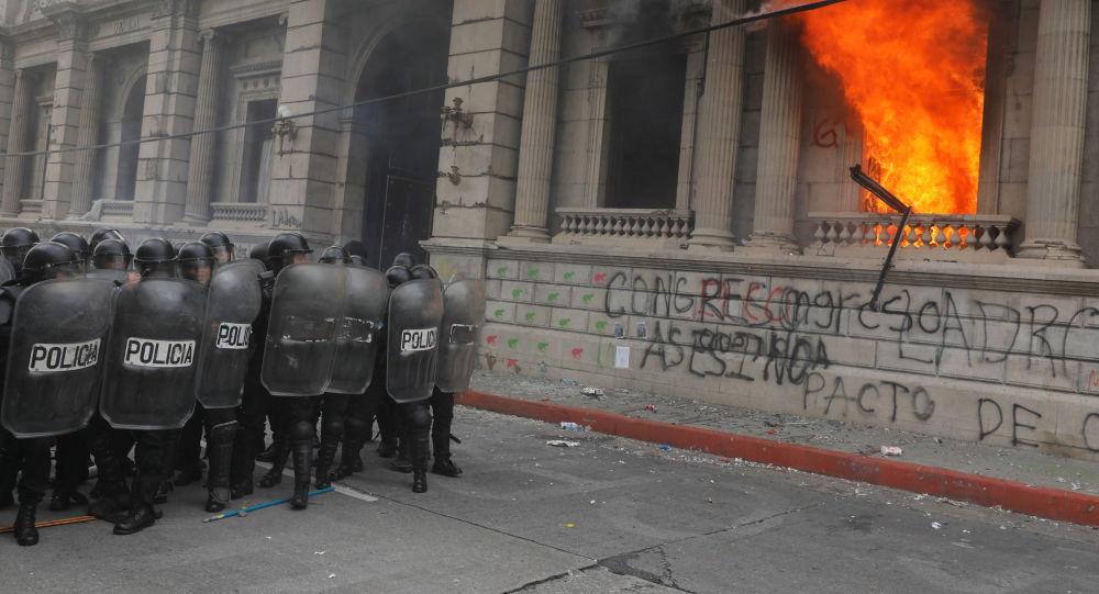Видео: Здание Конгресса Гватемалы подожжено на фоне протестов против нового бюджета